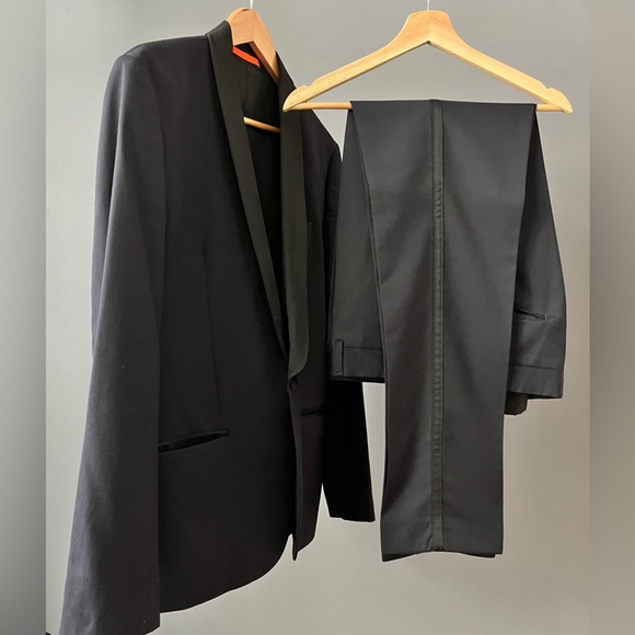 Pristine men’s midnight blue tuxedo by exclusive Danish designer Mads Nørgaard - Picture 2 of 8